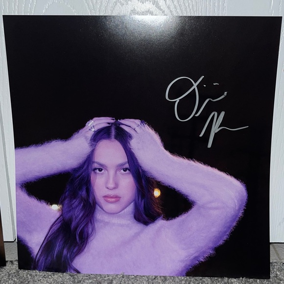 Olivia Rodrigo – Guts 💜 Limited Edition SIGNED | Autographed Insert Vinyl - Picture 2 of 7